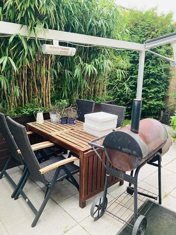 Ganzes Haus, Comfortable Complete House - 3 Big Bed Rooms - High Wlan - 5 Minutes From Fair Trade- Expo Plaza And Messe Hannover - With Working Places, Roof Garden, Garden With Barbecue Casa de Férias