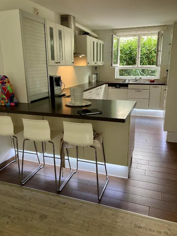 Ganzes Haus, Comfortable Complete House - 3 Big Bed Rooms - High Wlan - 5 Minutes From Fair Trade- Expo Plaza And Messe Hannover - With Working Places, Roof Garden, Garden With Barbecue