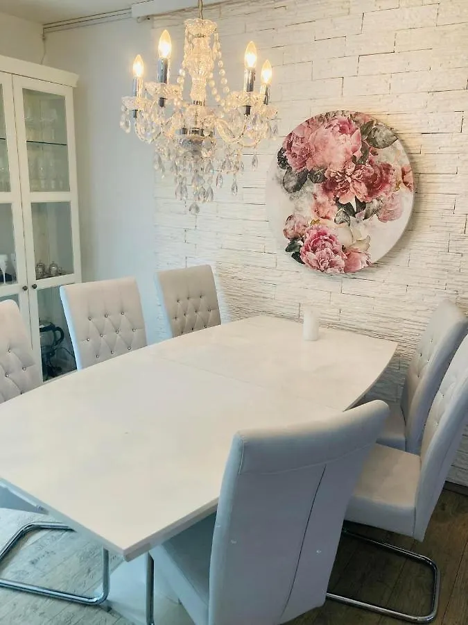 Casa de Férias Ganzes Haus, Comfortable Complete House - 3 Big Bed Rooms - High Wlan - 5 Minutes From Fair Trade- Expo Plaza And Messe Hannover - With Working Places, Roof Garden, Garden With Barbecue