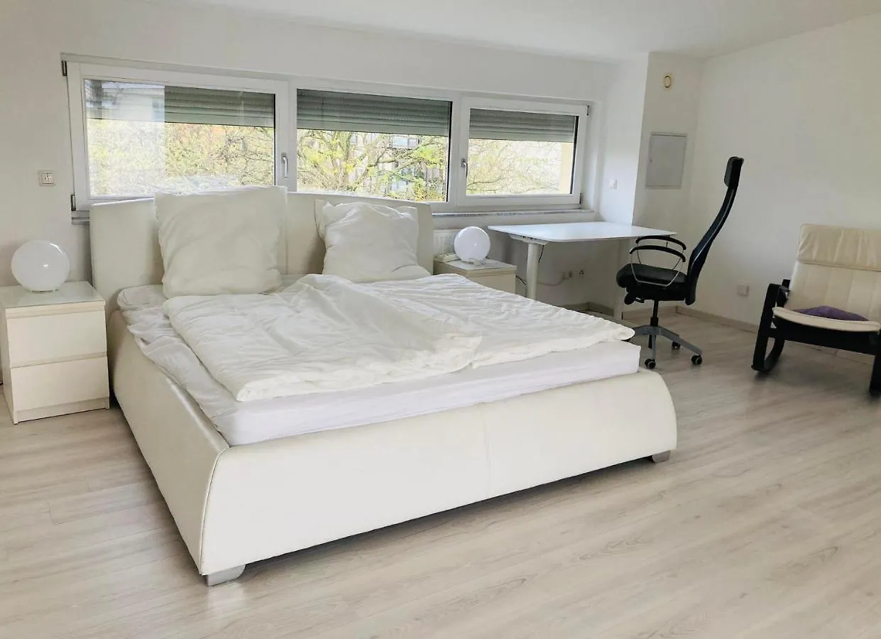 Ganzes Haus, Comfortable Complete House - 3 Big Bed Rooms - High Wlan - 5 Minutes From Fair Trade- Expo Plaza And Messe Hannover - With Working Places, Roof Garden, Garden With Barbecue