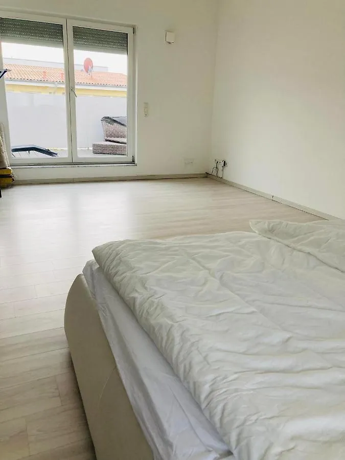 Ganzes Haus, Comfortable Complete House - 3 Big Bed Rooms - High Wlan - 5 Minutes From Fair Trade- Expo Plaza And Messe Hannover - With Working Places, Roof Garden, Garden With Barbecue Casa de Férias