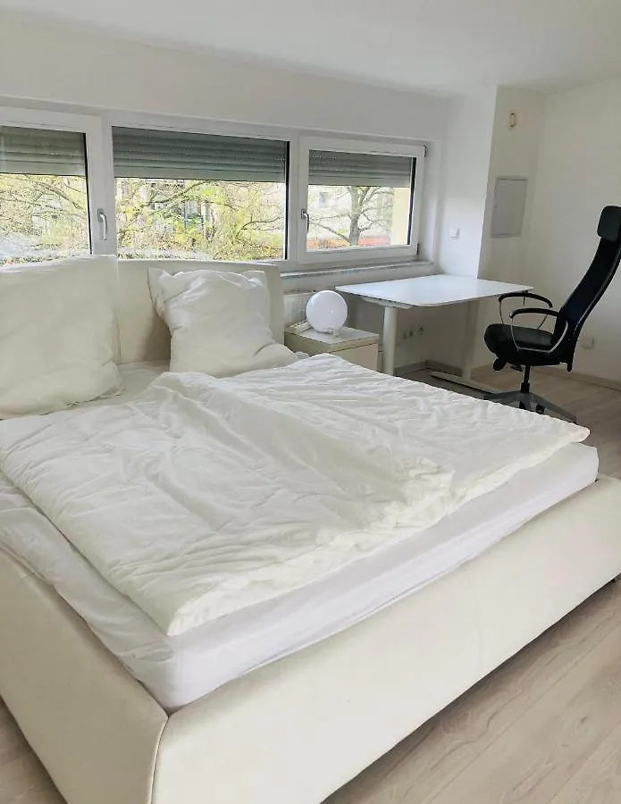 Casa de Férias Ganzes Haus, Comfortable Complete House - 3 Big Bed Rooms - High Wlan - 5 Minutes From Fair Trade- Expo Plaza And Messe Hannover - With Working Places, Roof Garden, Garden With Barbecue
