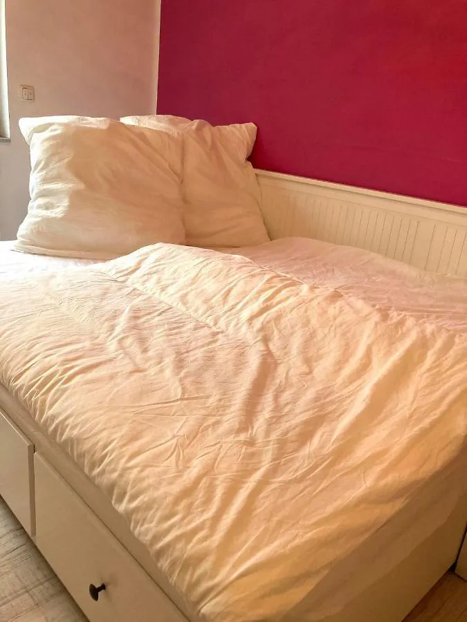 Ganzes Haus, Comfortable Complete House - 3 Big Bed Rooms - High Wlan - 5 Minutes From Fair Trade- Expo Plaza And Messe Hannover - With Working Places, Roof Garden, Garden With Barbecue 0*,