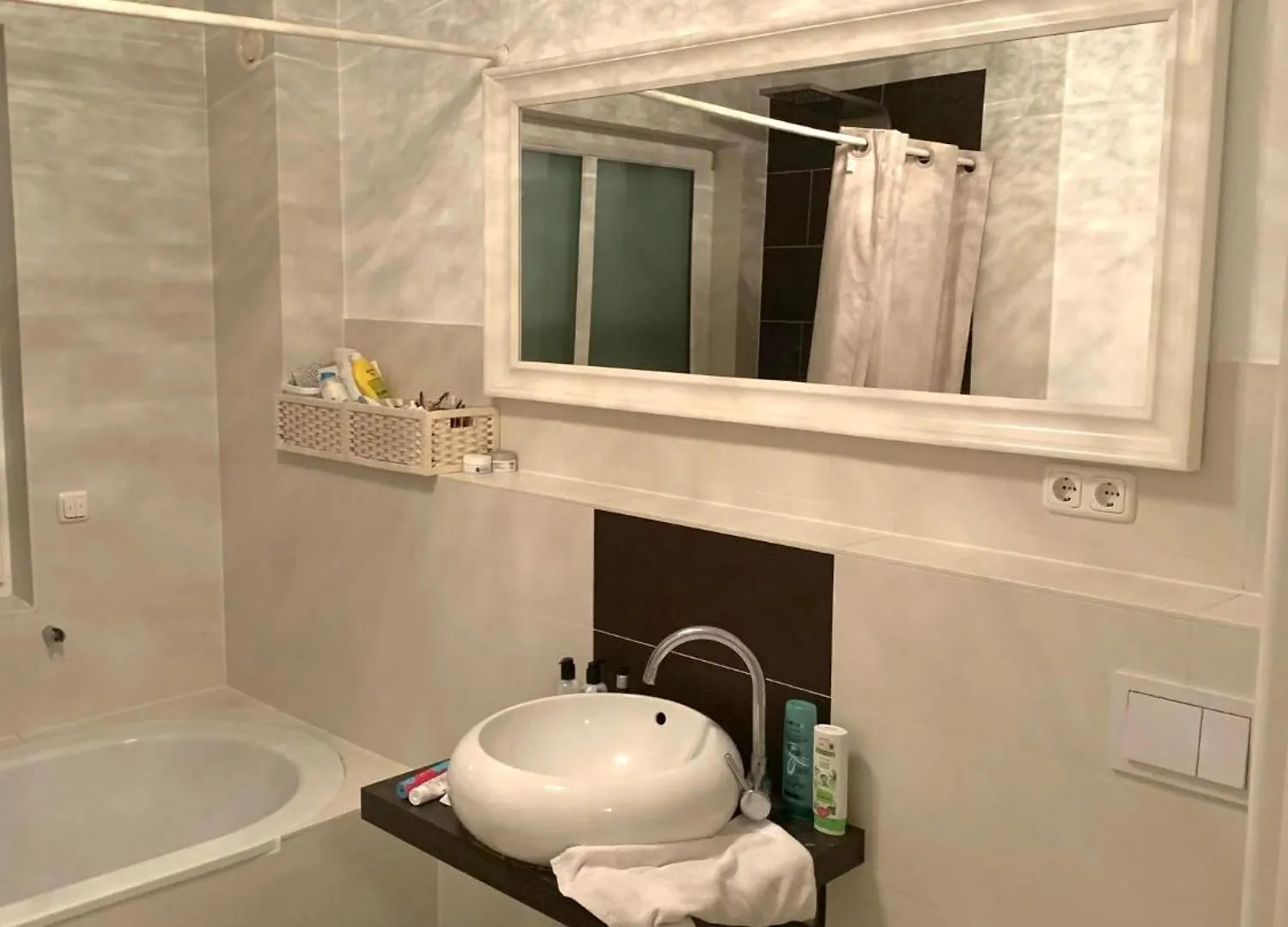 Ganzes Haus, Comfortable Complete House - 3 Big Bed Rooms - High Wlan - 5 Minutes From Fair Trade- Expo Plaza And Messe Hannover - With Working Places, Roof Garden, Garden With Barbecue 0*,  Alemanha