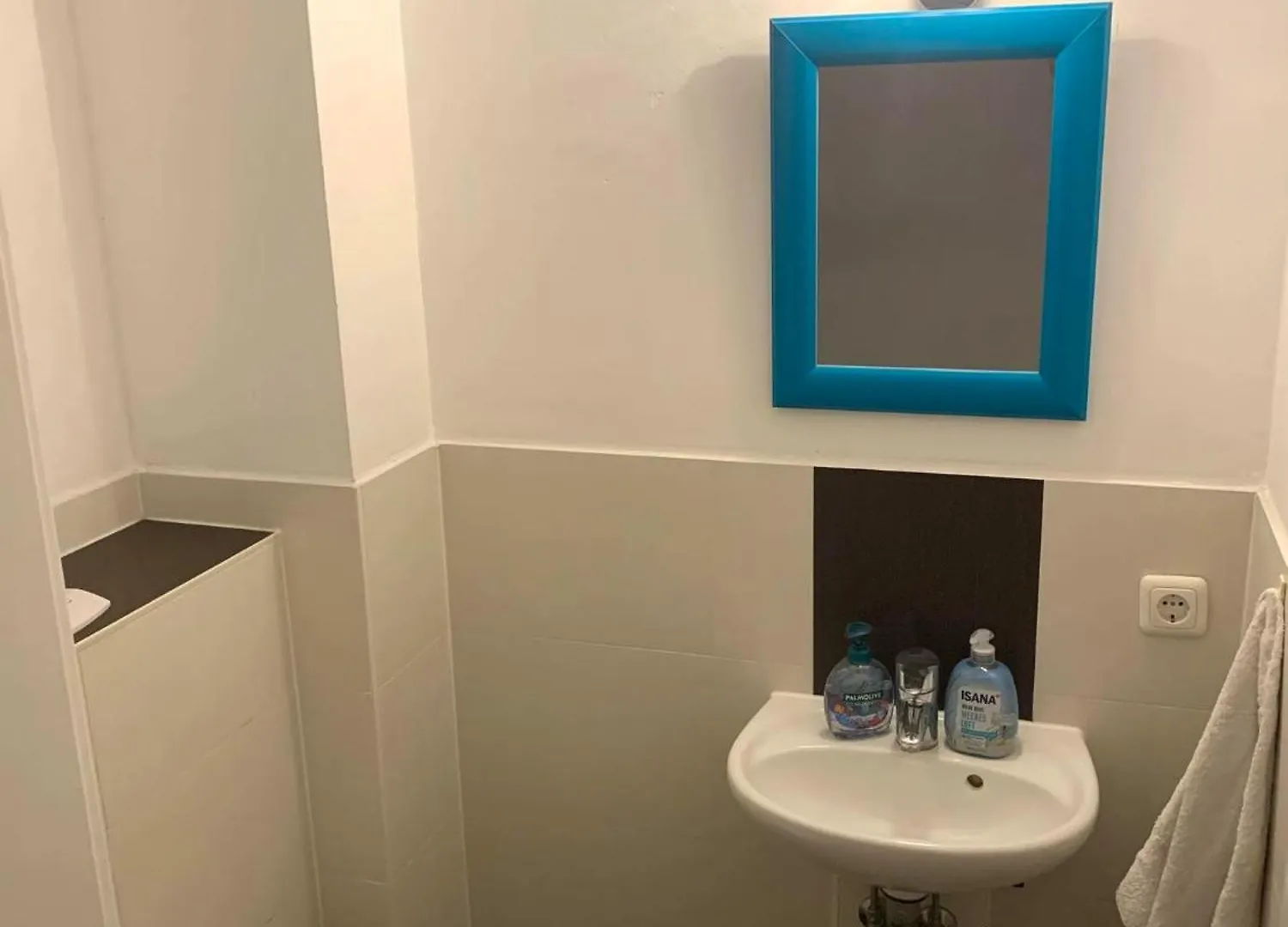 Casa de Férias Ganzes Haus, Comfortable Complete House - 3 Big Bed Rooms - High Wlan - 5 Minutes From Fair Trade- Expo Plaza And Messe Hannover - With Working Places, Roof Garden, Garden With Barbecue Alemanha