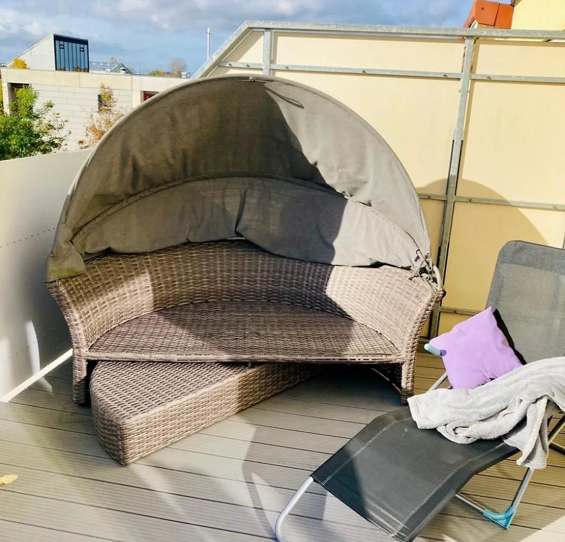 Ganzes Haus, Comfortable Complete House - 3 Big Bed Rooms - High Wlan - 5 Minutes From Fair Trade- Expo Plaza And Messe Hannover - With Working Places, Roof Garden, Garden With Barbecue Tatil Evi