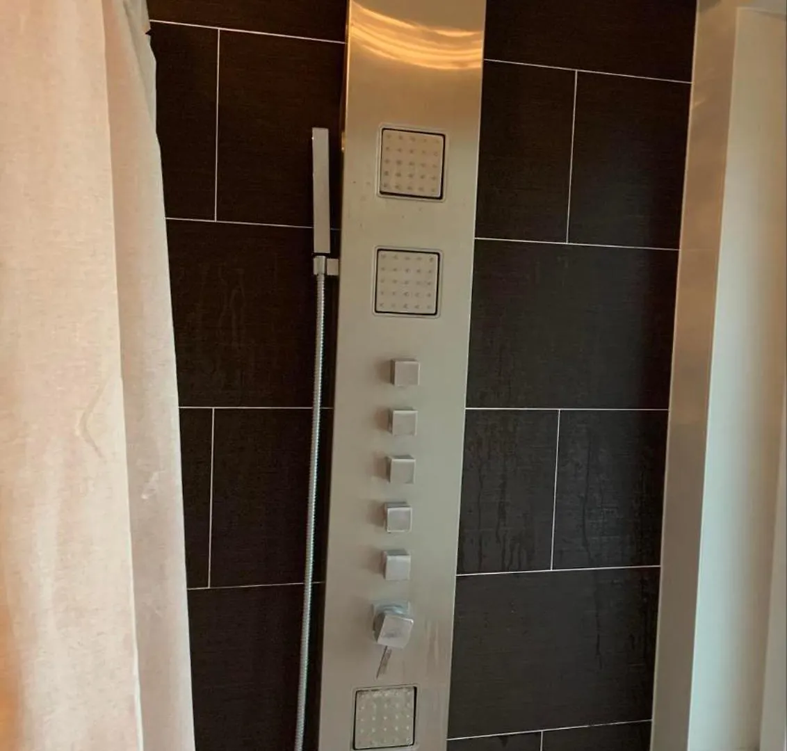 Ganzes Haus, Comfortable Complete House - 3 Big Bed Rooms - High Wlan - 5 Minutes From Fair Trade- Expo Plaza And Messe Hannover - With Working Places, Roof Garden, Garden With Barbecue Almanya